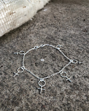 Sisterhood multi - handtillverkat silverarmband med kvinnosymboler