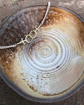 Sisterhood - silverhalsband med kvinnosymboler