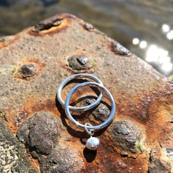 Dangle - enkel ring med liten kula i återvunnet silver