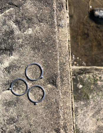 One - ring med en silverkula i återvunnet silver