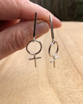 Venus Strict - örhängen i silver med kvinnosymbol