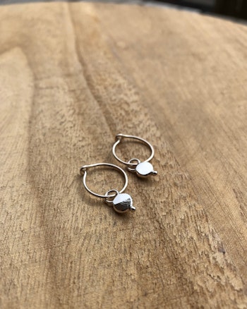 Dots Plain Hoops Tiny - enkla örhängen i återvunnet silver