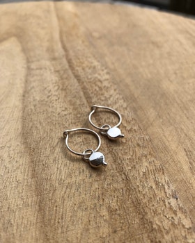Dots Plain Hoops Tiny - enkla örhängen i återvunnet silver