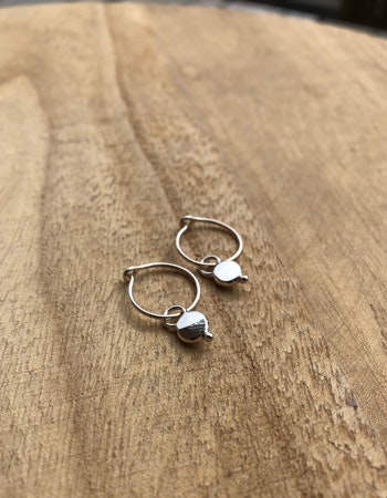 Dots Plain Hoops Tiny - enkla örhängen i återvunnet silver