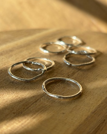 Molten mini - handgjord ring av återvunnet silver