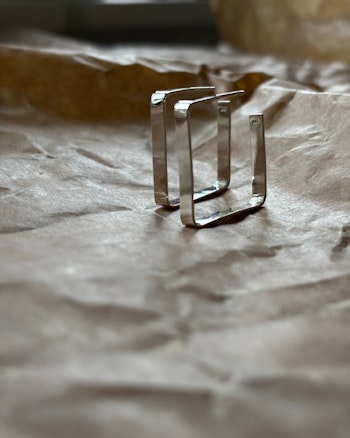 Square - enkla örhängen i återvunnet silver