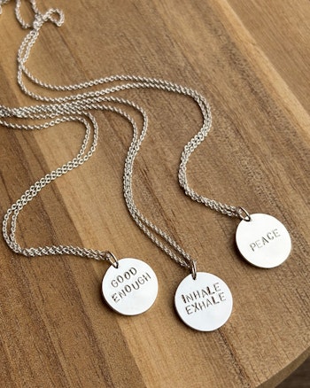 Text Silver plate necklace round - handgjort halsband av återvunnet silver