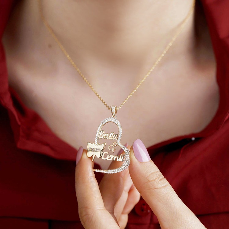 Halsband med lyxigt hjärta med valfri namn i 3D gravyr - Namnet.nu  Specialbeställ exklusiva smycken