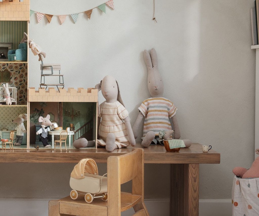 Maileg Spa Mus Storasyster Blå med Handduk, Badmössa och Guld Badkar - Wellness Mouse