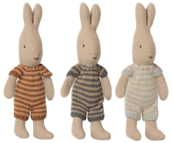 Maileg Kaninbebis Micro Rabbit Med Randig Sparkdräkt Brun