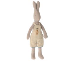 Maileg Kanin Storlek 1 -  Rabbit med Randiga Hängselbyxor med Brodyr på Bröstet