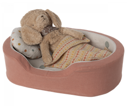 Maileg Cosy Basket Medium - Hund/Kattbädd med Kudde och Filt Corall