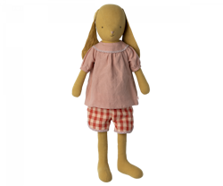 Maileg Gul Kanin Strl 5 - Bunny med Rosa Blus och Rutiga Röda Shorts