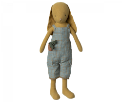 Maileg Gul Kanin Strl 3 - Bunny med Rutiga Blå Hängselbyxor och Morot