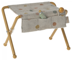 Maileg Skötbord Baby Mus Prickigt Gult med Skallra och Kräm Tub