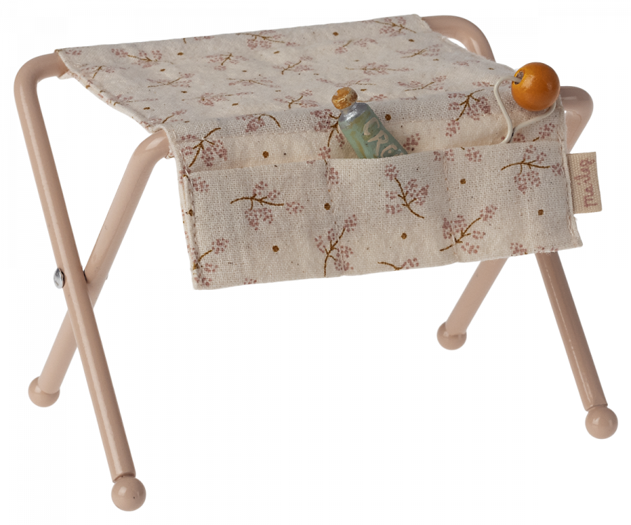 Maileg Skötbord Baby Mus Blommigt Rosa med Skallra och Kräm Tub