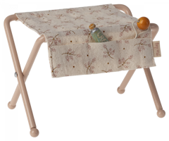 Maileg Skötbord Baby Mus Blommigt Rosa med Skallra och Kräm Tub