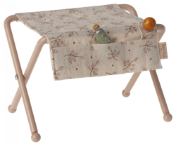 Maileg Skötbord Baby Mus Blommigt Rosa med Skallra och Kräm Tub