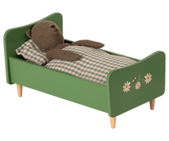 Maileg Stor Säng i Trä Grön - Wooden Bed Teddy Träsäng med Målade Detaljer Blommor
