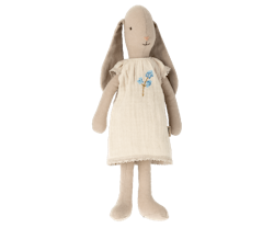 Maileg Kanin Storlek 2 - Bunny med Vit Klänning och Blom Brodyr på Bröstet