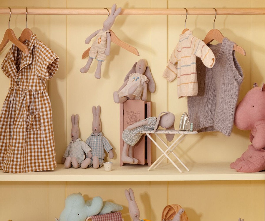 Maileg Kanin Storlek 2 - Bunny med Vit Klänning och Blom Brodyr på Bröstet
