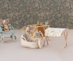 Maileg Skötbord Baby Mus Blommigt Rosa med Skallra och Kräm Tub