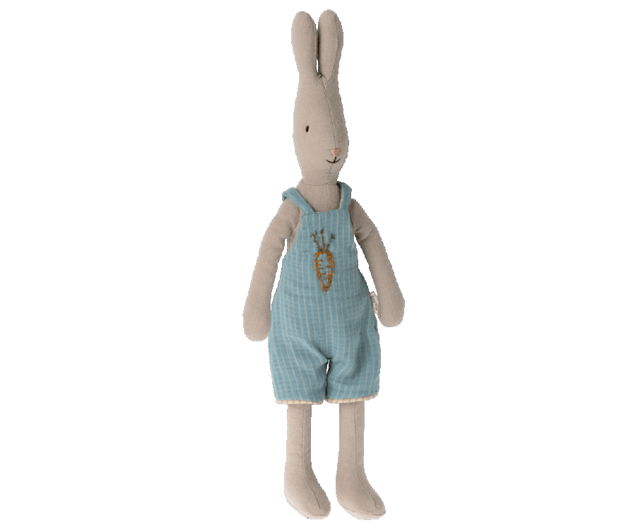 Maileg Kanin Storlek 2 - Rabbit med Blå Randiga Hängselbyxor med Brodyr på Bröstet