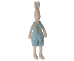 Maileg Kanin Storlek 2 - Rabbit med Blå Randiga Hängselbyxor med Brodyr på Bröstet