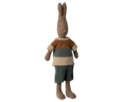 Maileg Brun Kanin Storlek 2 - Rabbit med Randig Stickad Tröja och Blå Byxor