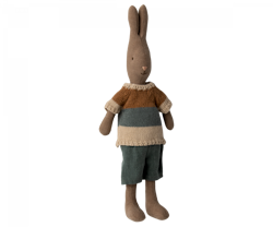 Maileg Brun Kanin Storlek 2 - Rabbit med Randig Stickad Tröja och Blå Byxor