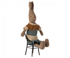 Maileg Brun Kanin Storlek 2 - Rabbit med Randig Stickad Tröja och Blå Byxor