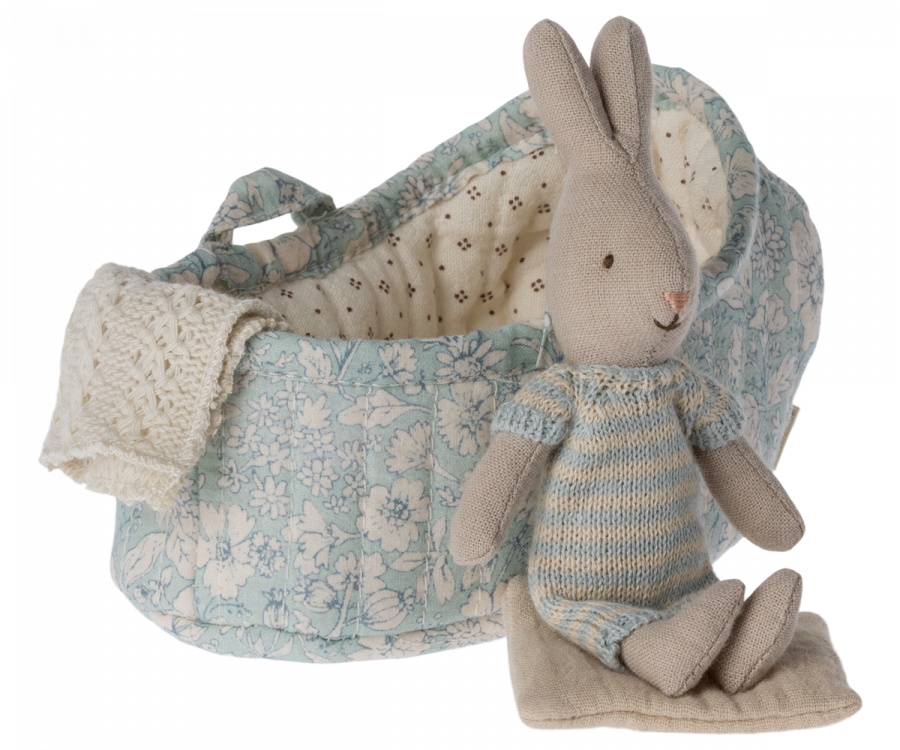 Maileg Micro Rabbit i Carrycot - Ljusblå Kaninbebis i Blå Liggdel