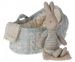 Maileg Micro Rabbit i Carrycot - Ljusblå Kaninbebis i Blå Liggdel