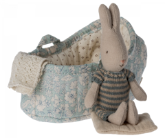 Maileg Micro Rabbit i Carrycot - Mörkblå Kaninbebis i Blå Liggdel