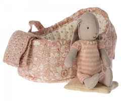 Maileg Micro Bunny i Carrycot - Rosa Kaninbebis i Rosa Liggdel