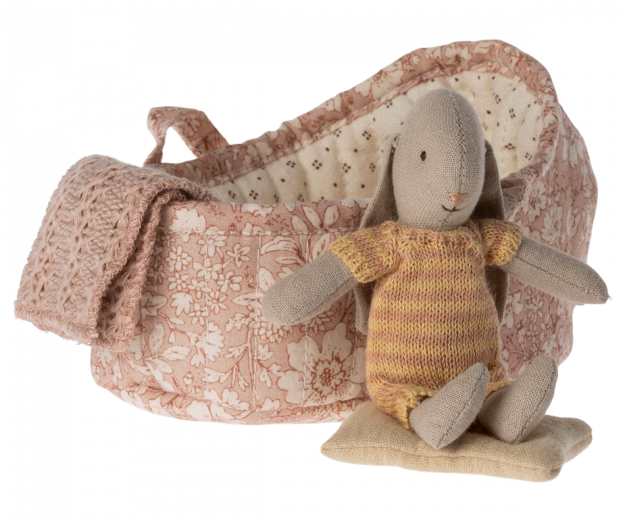 Maileg Micro Bunny i Carrycot - Gul Kaninbebis i Rosa Liggdel