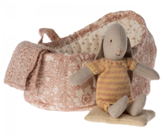 Maileg Micro Bunny i Carrycot - Gul Kaninbebis i Rosa Liggdel