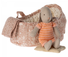 Maileg Micro Bunny i Carrycot - Orange Kaninbebis i Rosa Liggdel