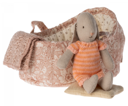 Maileg Micro Bunny i Carrycot - Orange Kaninbebis i Rosa Liggdel