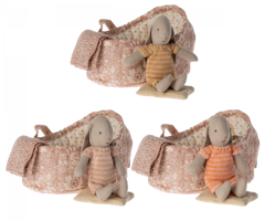 Maileg Micro Bunny i Carrycot - Gul Kaninbebis i Rosa Liggdel