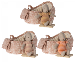 Maileg Micro Bunny i Carrycot - Gul Kaninbebis i Rosa Liggdel