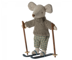 Maileg Vintermus Storebror Mus med Skidor och Grå Stickad Tröja