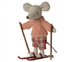 Maileg Vintermus Storasyster Mus med Skidor och Rosa Stickad Tröja