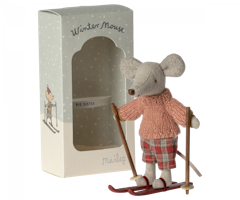 Maileg Vintermus Storasyster Mus med Skidor och Rosa Stickad Tröja