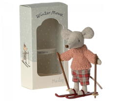 Maileg Vintermus Storasyster Mus med Skidor och Rosa Stickad Tröja