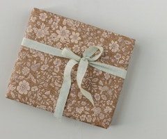 Maileg Presentpapper Blommigt Gult 10 m - Blossom Ockra