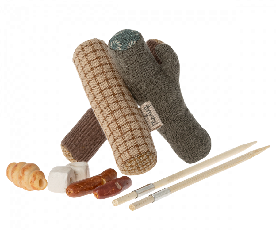 Maileg Camping Brasa Lägereld Set med Grillpinnar Korv Marshmallows Pinnbröd Magnet i Handtaget