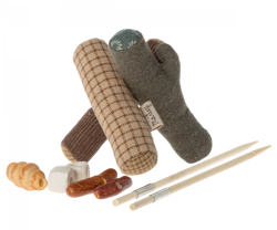 Maileg Camping Brasa Lägereld Set med Grillpinnar Korv Marshmallows Pinnbröd Magnet i Handtaget