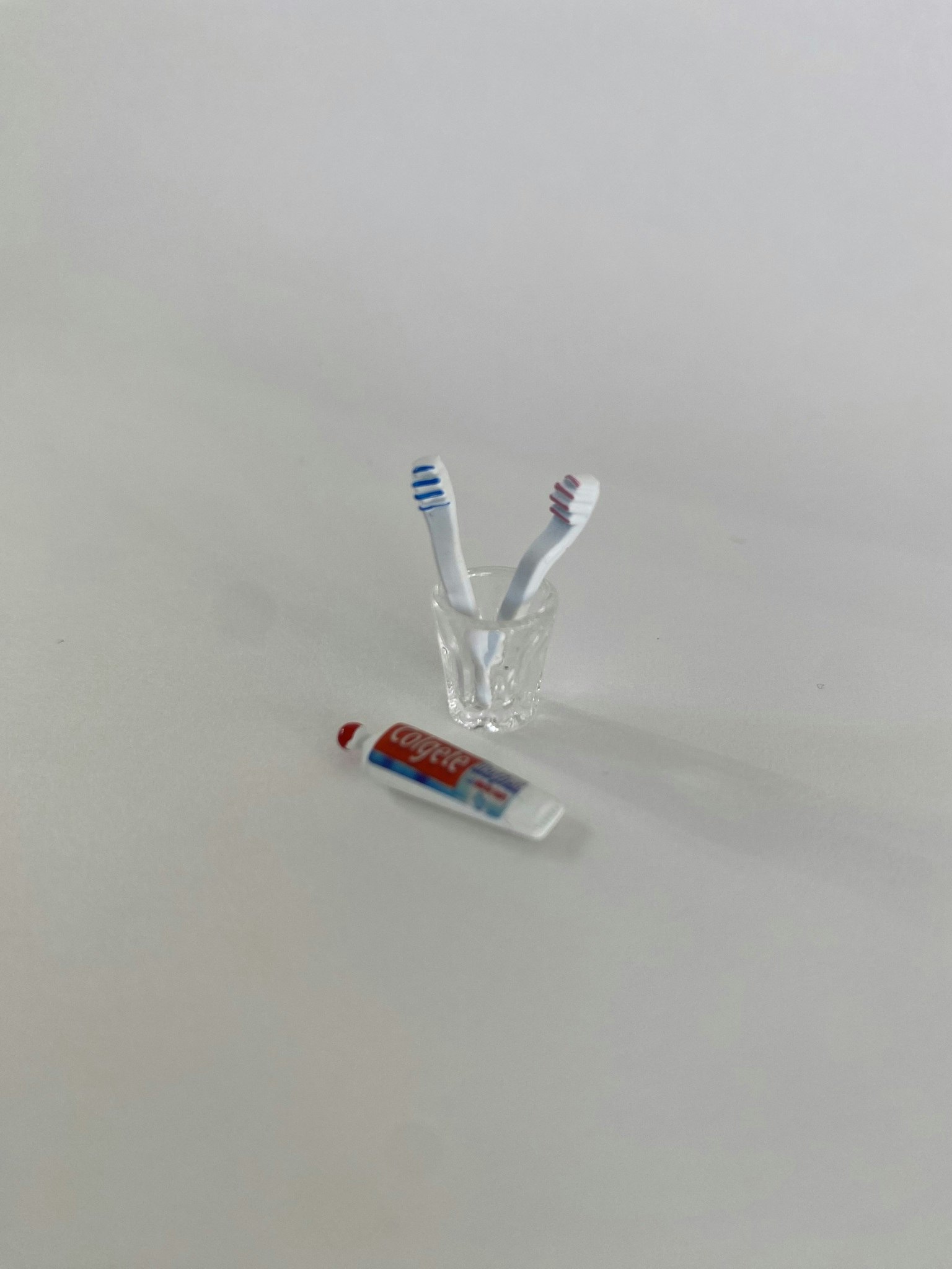 Miniatyr Badrumstillbehör Set Två Tandborste och Tandkräm Dekoration till Dockskåpet
