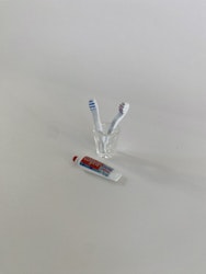 Miniatyr Badrumstillbehör Set Två Tandborste och Tandkräm Dekoration till Dockskåpet
